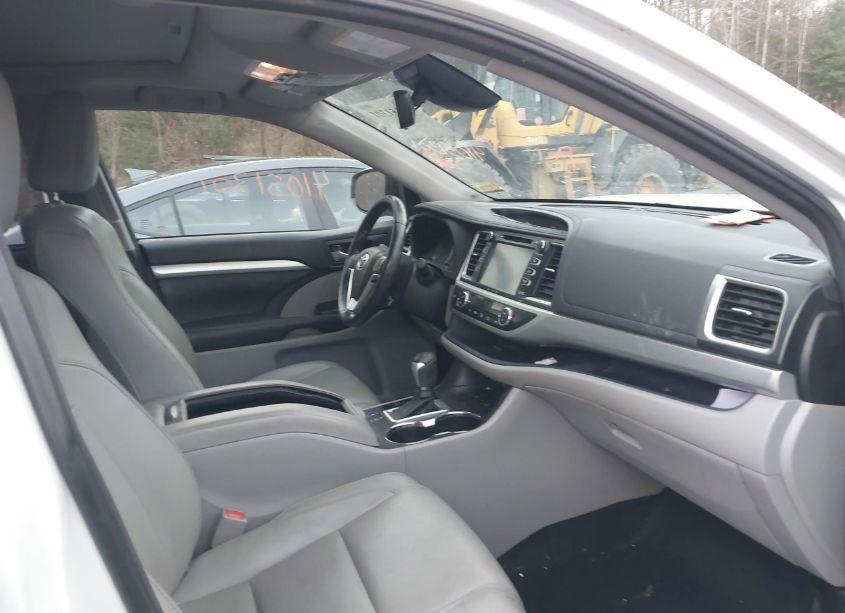 Photo 5 of 2018 Toyota Highlander XLE (VIN 5TDJZRFH7JS860472)