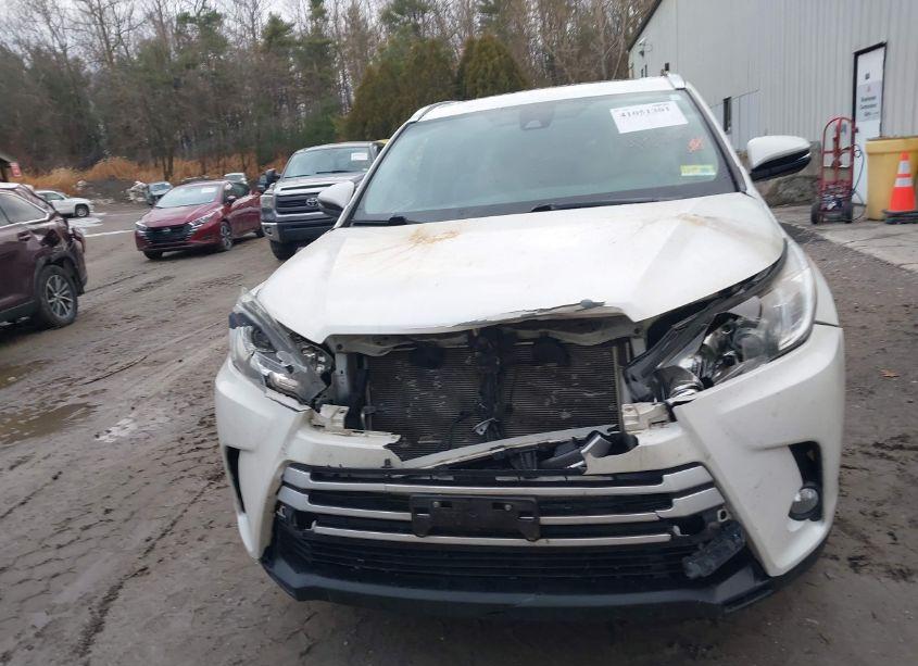Photo 6 of 2018 Toyota Highlander XLE (VIN 5TDJZRFH7JS860472)