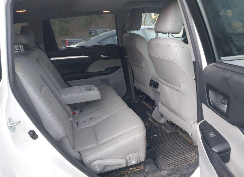 Photo 8 of 2018 Toyota Highlander XLE (VIN 5TDJZRFH7JS860472)