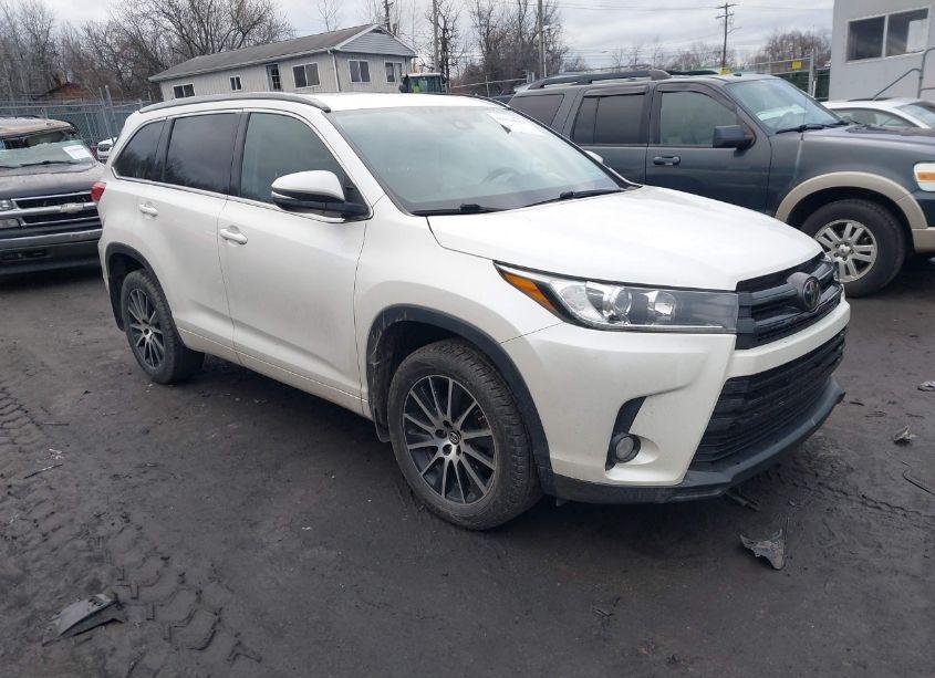 2018 Toyota Highlander SE (VIN 5TDJZRFH7JS895691) main photo