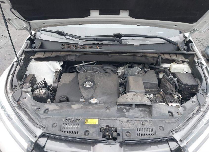 Photo 10 of 2018 Toyota Highlander SE (VIN 5TDJZRFH7JS895691)