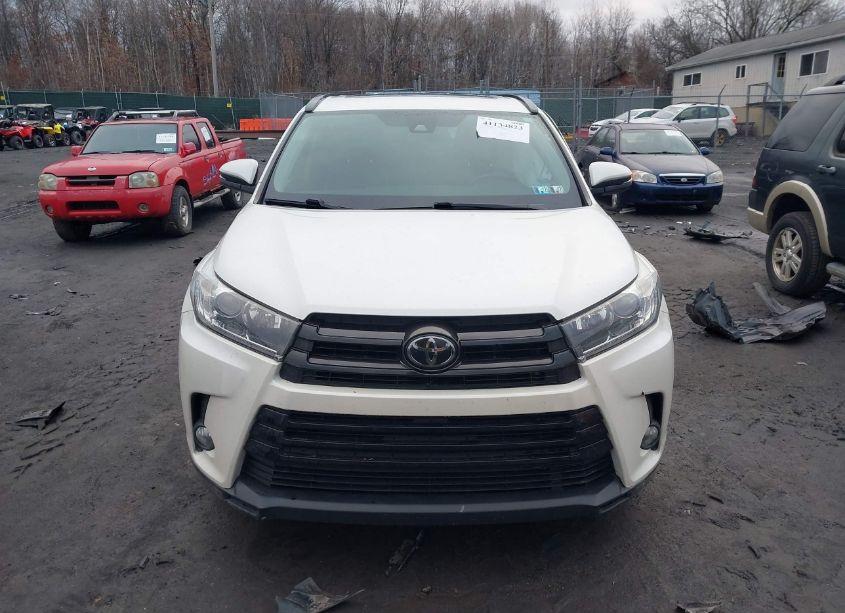 Photo 12 of 2018 Toyota Highlander SE (VIN 5TDJZRFH7JS895691)