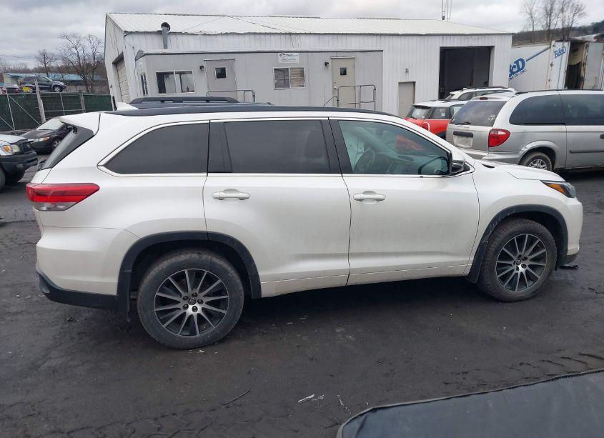 Photo 13 of 2018 Toyota Highlander SE (VIN 5TDJZRFH7JS895691)