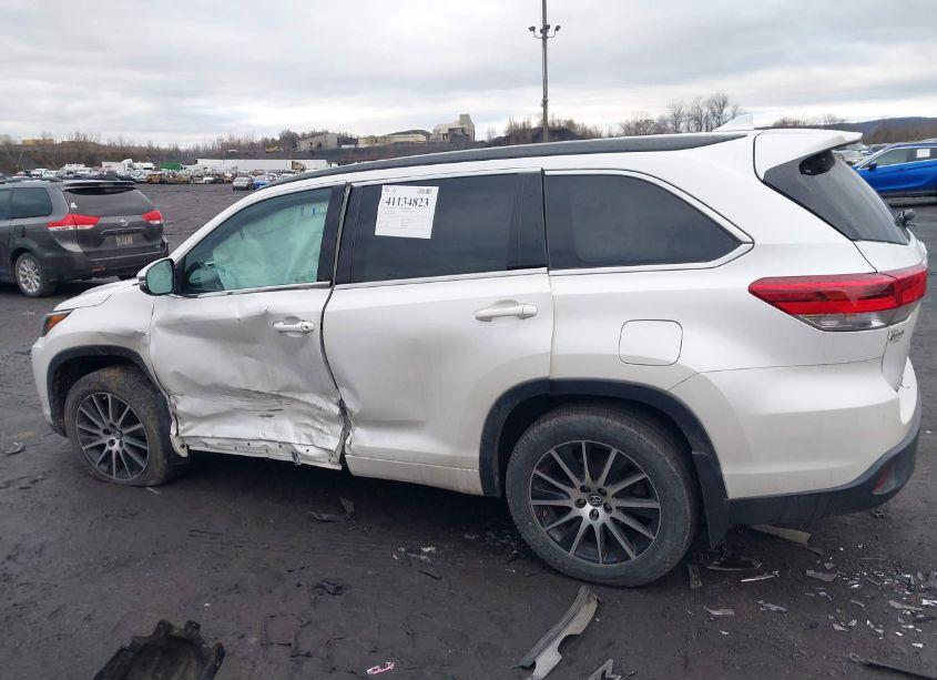 Photo 14 of 2018 Toyota Highlander SE (VIN 5TDJZRFH7JS895691)