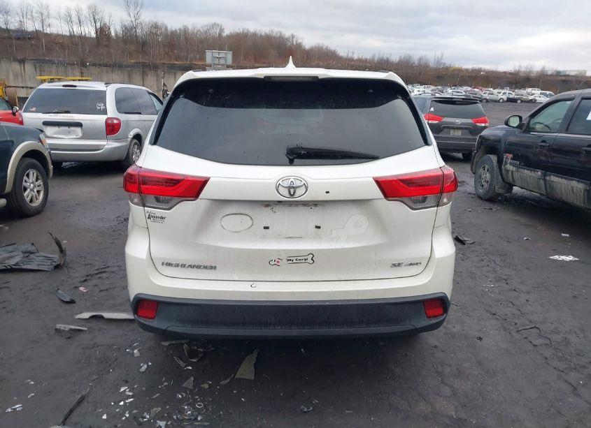 Photo 16 of 2018 Toyota Highlander SE (VIN 5TDJZRFH7JS895691)