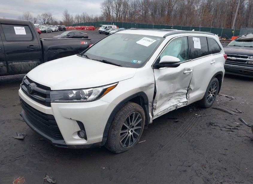 Photo 2 of 2018 Toyota Highlander SE (VIN 5TDJZRFH7JS895691)