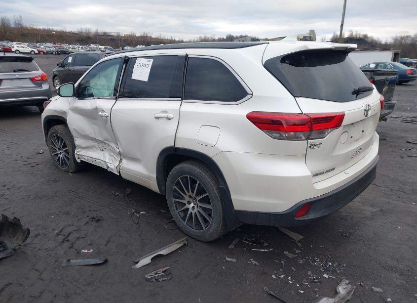 Photo 3 of 2018 Toyota Highlander SE (VIN 5TDJZRFH7JS895691)