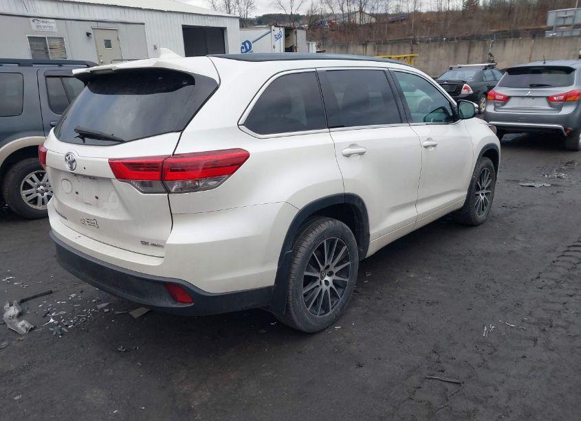 Photo 4 of 2018 Toyota Highlander SE (VIN 5TDJZRFH7JS895691)