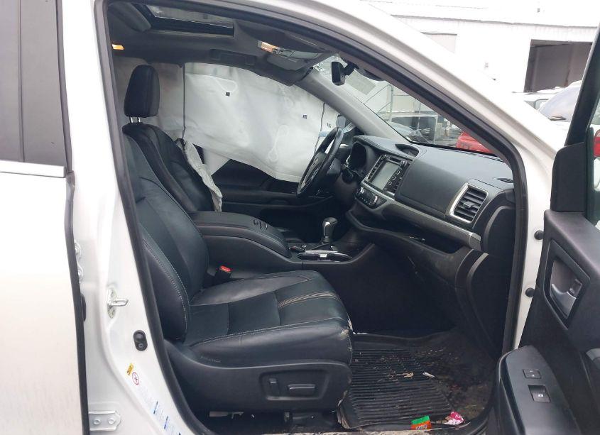 Photo 5 of 2018 Toyota Highlander SE (VIN 5TDJZRFH7JS895691)