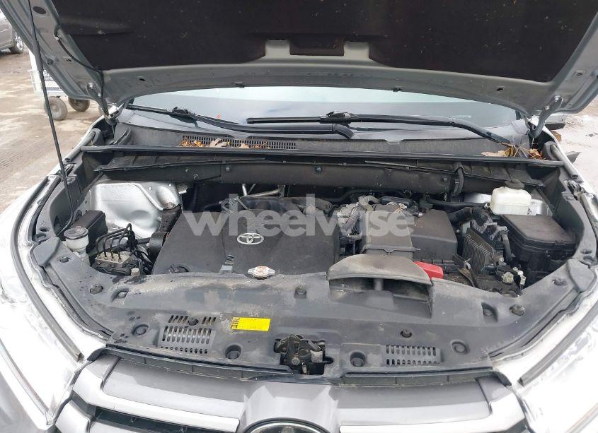 Photo 10 of 2019 Toyota Highlander XLE (VIN 5TDJZRFH7KS586319)