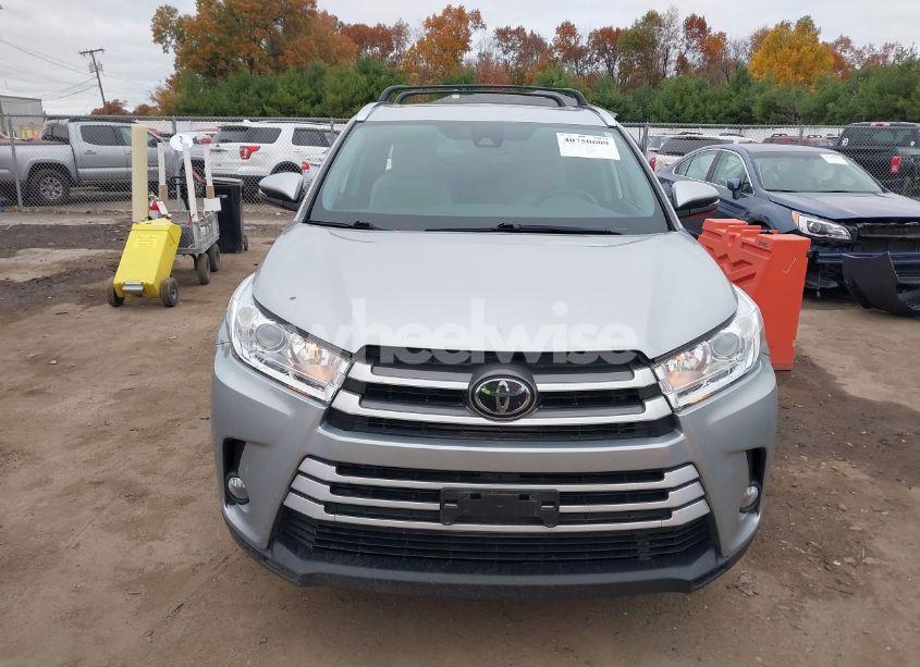 Photo 13 of 2019 Toyota Highlander XLE (VIN 5TDJZRFH7KS586319)
