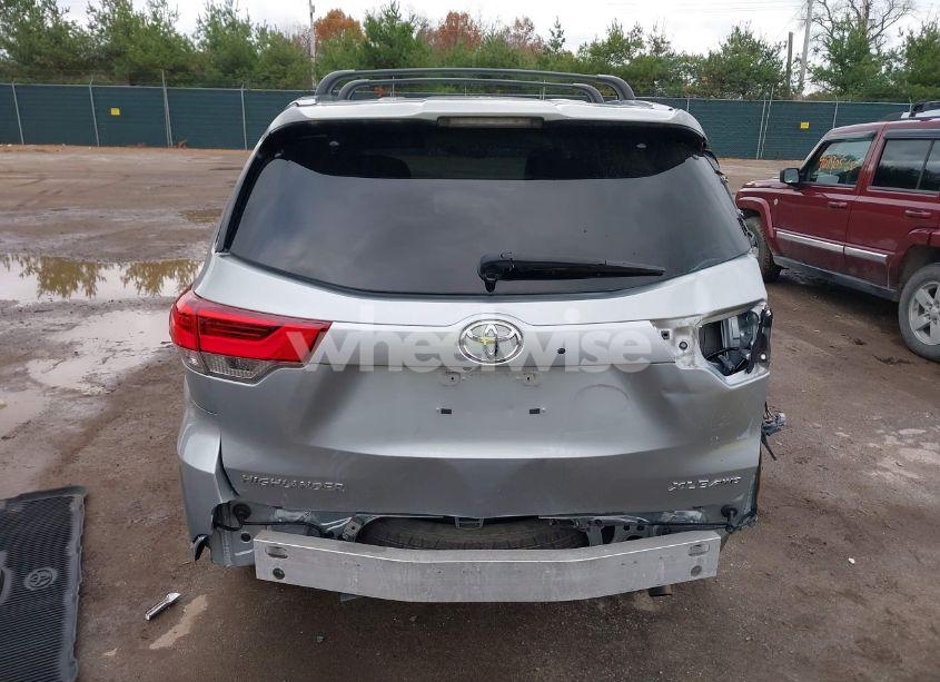 Photo 17 of 2019 Toyota Highlander XLE (VIN 5TDJZRFH7KS586319)
