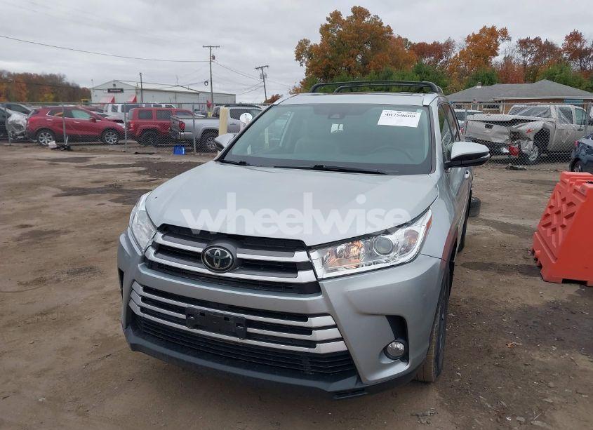 Photo 2 of 2019 Toyota Highlander XLE (VIN 5TDJZRFH7KS586319)