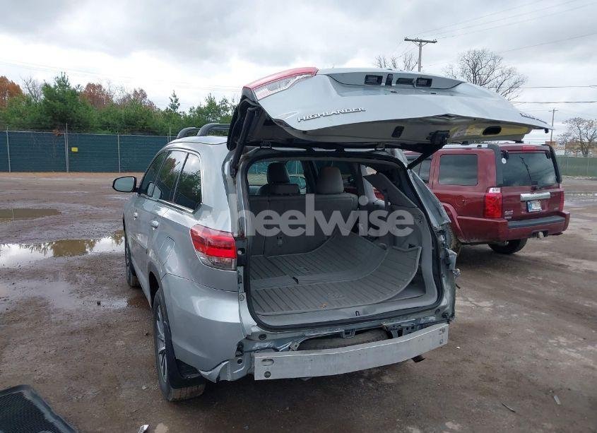 Photo 3 of 2019 Toyota Highlander XLE (VIN 5TDJZRFH7KS586319)