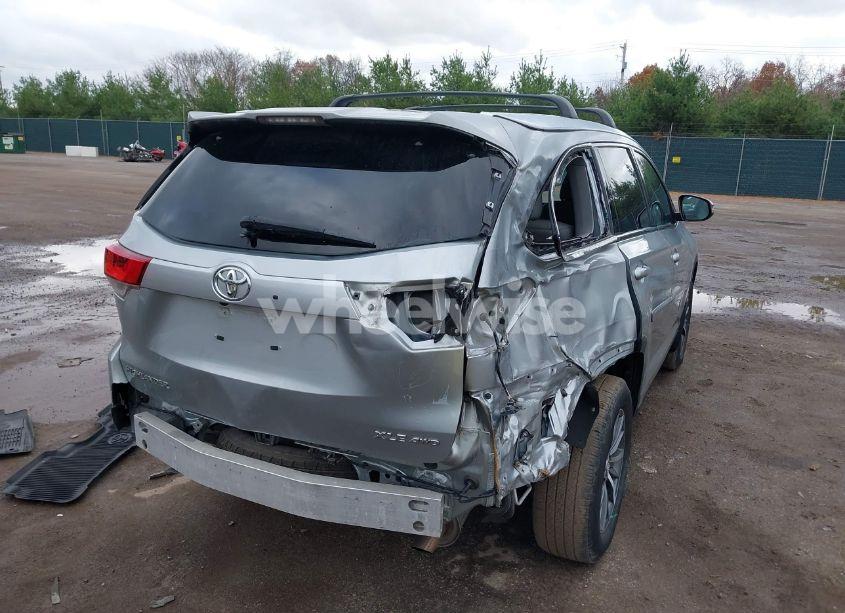 Photo 4 of 2019 Toyota Highlander XLE (VIN 5TDJZRFH7KS586319)