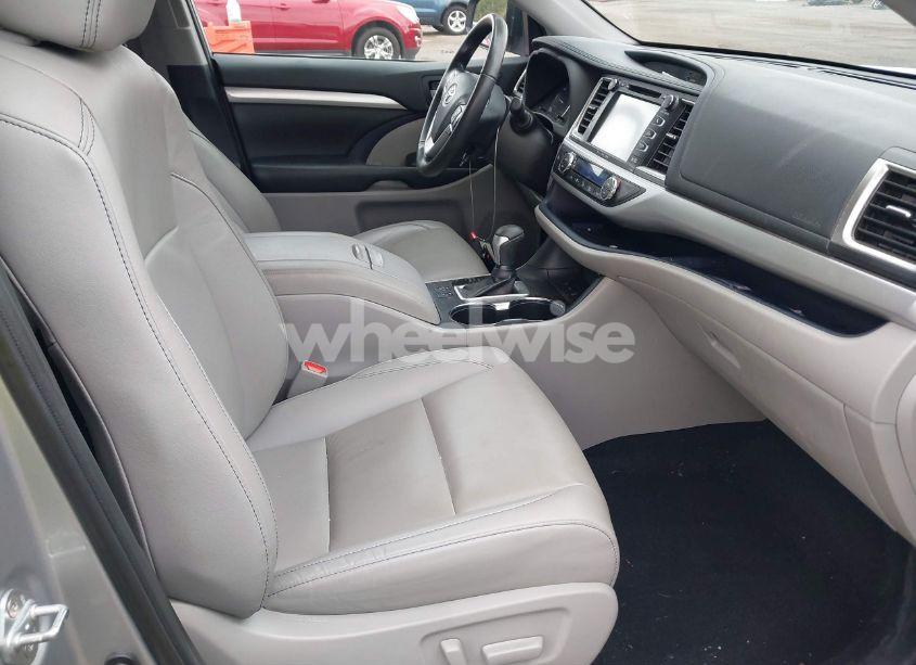 Photo 5 of 2019 Toyota Highlander XLE (VIN 5TDJZRFH7KS586319)