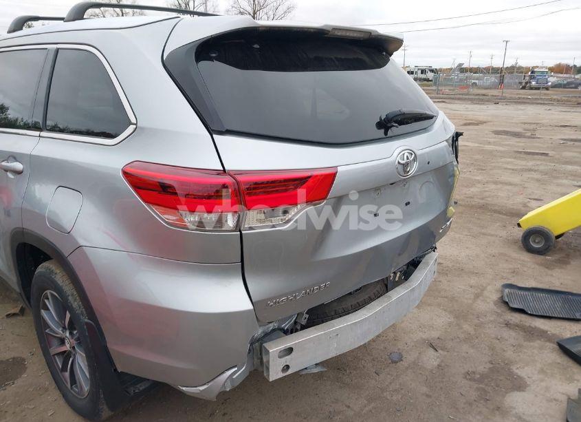 Photo 6 of 2019 Toyota Highlander XLE (VIN 5TDJZRFH7KS586319)