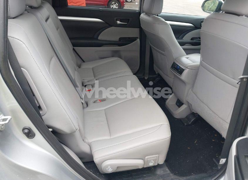 Photo 8 of 2019 Toyota Highlander XLE (VIN 5TDJZRFH7KS586319)