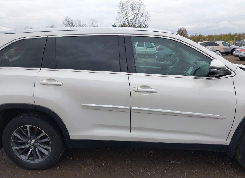Photo 13 of 2019 Toyota Highlander XLE (VIN 5TDJZRFH7KS589222)