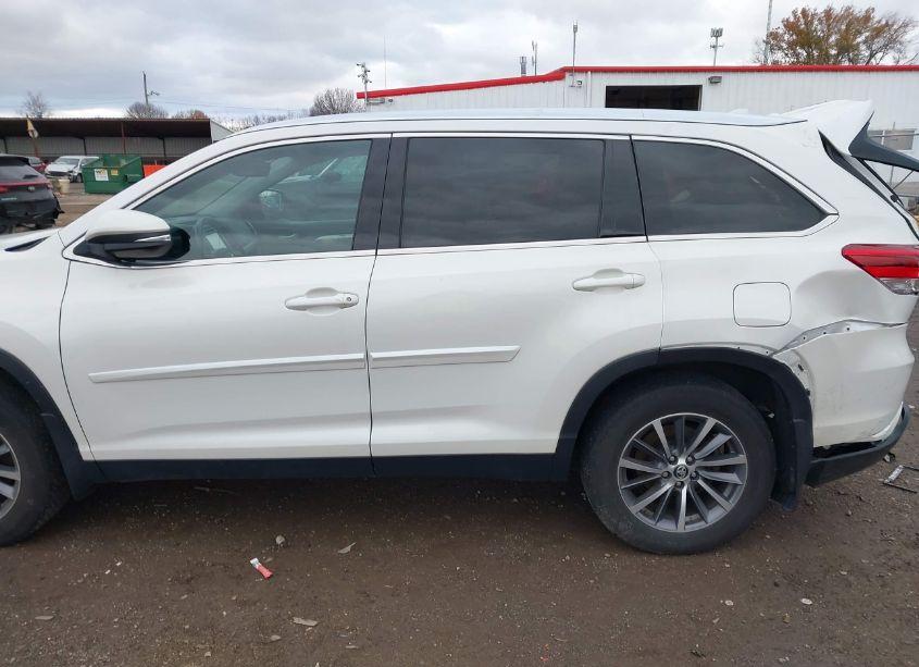 Photo 14 of 2019 Toyota Highlander XLE (VIN 5TDJZRFH7KS589222)