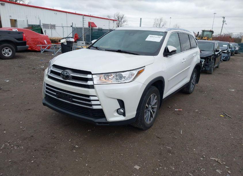 Photo 2 of 2019 Toyota Highlander XLE (VIN 5TDJZRFH7KS589222)
