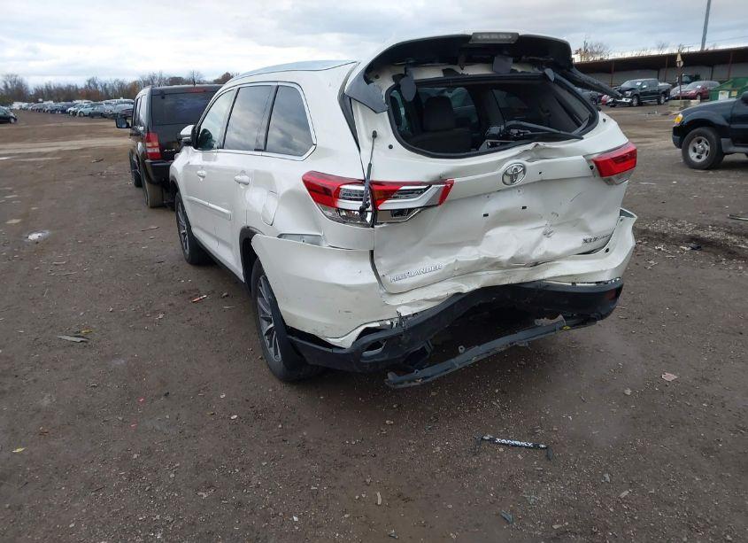 Photo 3 of 2019 Toyota Highlander XLE (VIN 5TDJZRFH7KS589222)