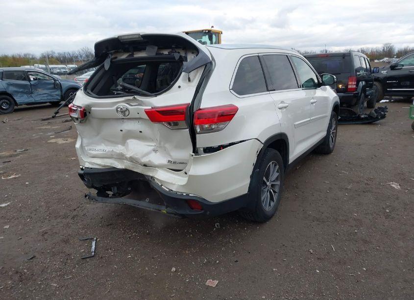 Photo 4 of 2019 Toyota Highlander XLE (VIN 5TDJZRFH7KS589222)