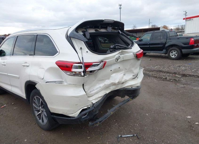 Photo 6 of 2019 Toyota Highlander XLE (VIN 5TDJZRFH7KS589222)