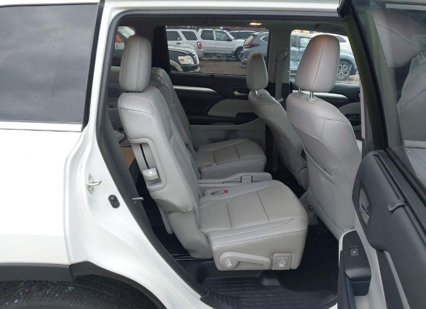 Photo 8 of 2019 Toyota Highlander XLE (VIN 5TDJZRFH7KS589222)
