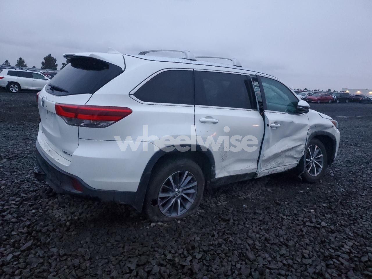 Photo 3 of 2019 TOYOTA HIGHLANDER SE (VIN 5TDJZRFH7KS608061)