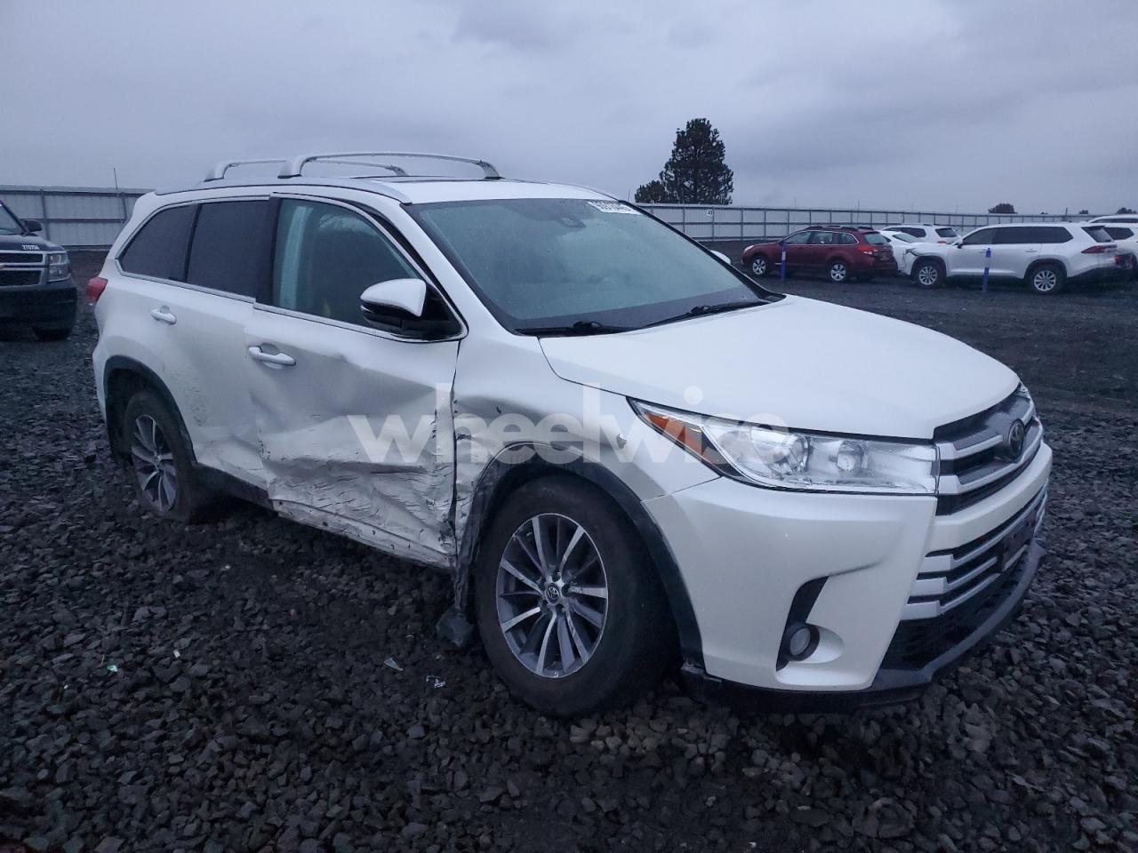 Photo 4 of 2019 TOYOTA HIGHLANDER SE (VIN 5TDJZRFH7KS608061)