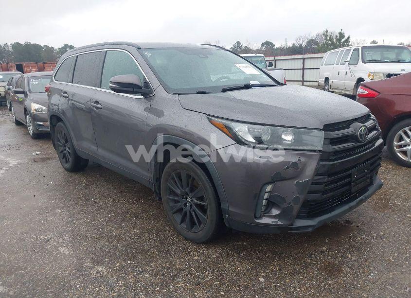 2019 Toyota Highlander SE (VIN 5TDJZRFH7KS702196) main photo
