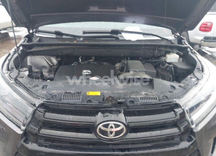 Photo 10 of 2019 Toyota Highlander SE (VIN 5TDJZRFH7KS702196)