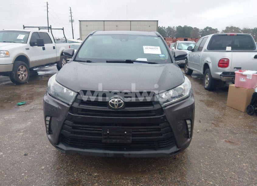 Photo 12 of 2019 Toyota Highlander SE (VIN 5TDJZRFH7KS702196)