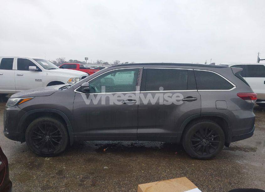 Photo 14 of 2019 Toyota Highlander SE (VIN 5TDJZRFH7KS702196)