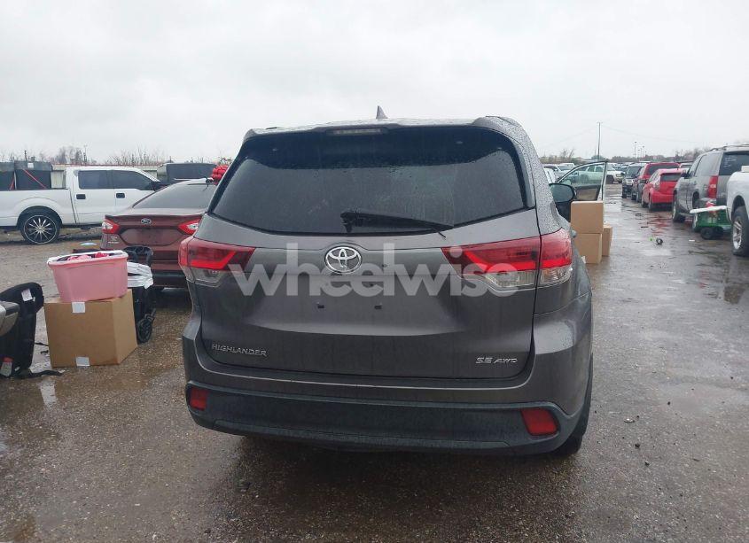 Photo 16 of 2019 Toyota Highlander SE (VIN 5TDJZRFH7KS702196)