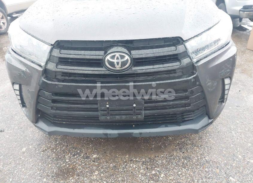 Photo 17 of 2019 Toyota Highlander SE (VIN 5TDJZRFH7KS702196)