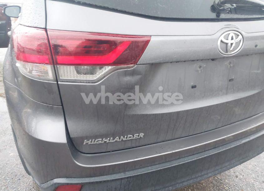 Photo 18 of 2019 Toyota Highlander SE (VIN 5TDJZRFH7KS702196)