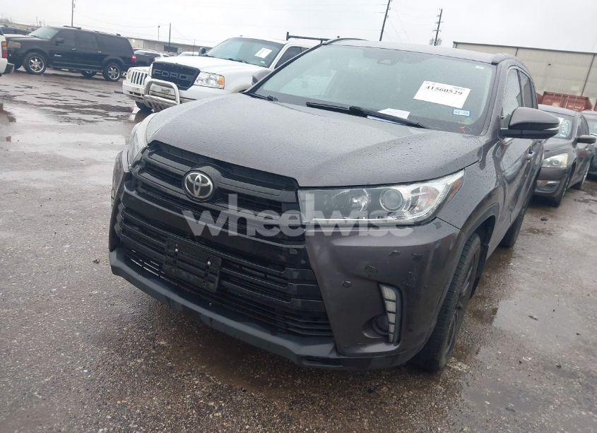 Photo 2 of 2019 Toyota Highlander SE (VIN 5TDJZRFH7KS702196)
