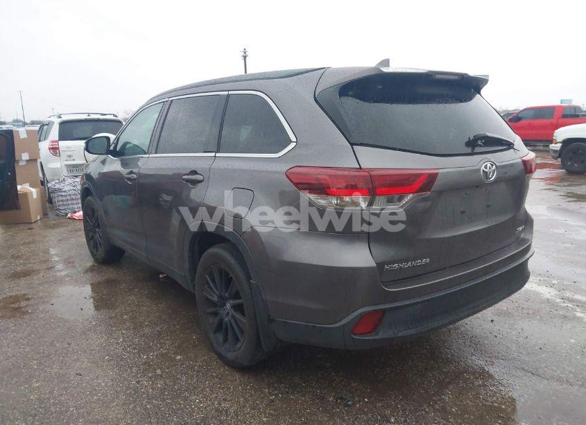 Photo 3 of 2019 Toyota Highlander SE (VIN 5TDJZRFH7KS702196)