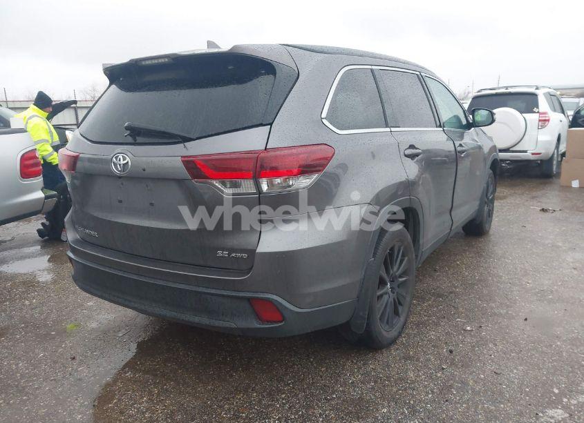 Photo 4 of 2019 Toyota Highlander SE (VIN 5TDJZRFH7KS702196)