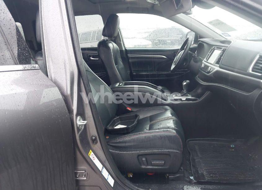 Photo 5 of 2019 Toyota Highlander SE (VIN 5TDJZRFH7KS702196)