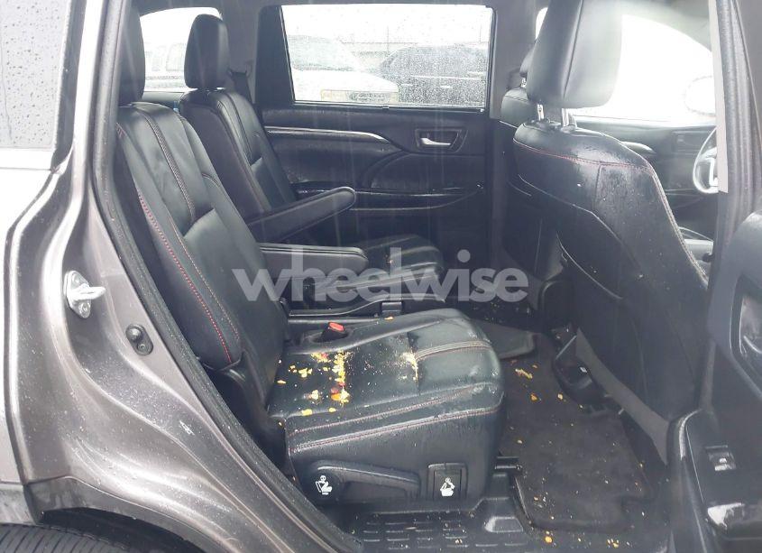 Photo 8 of 2019 Toyota Highlander SE (VIN 5TDJZRFH7KS702196)