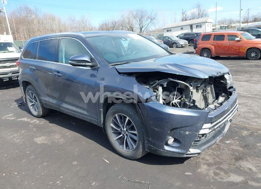 2019 Toyota Highlander XLE (VIN 5TDJZRFH7KS922857) main photo