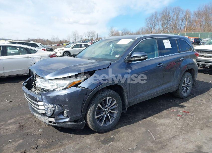 Photo 2 of 2019 Toyota Highlander XLE (VIN 5TDJZRFH7KS922857)