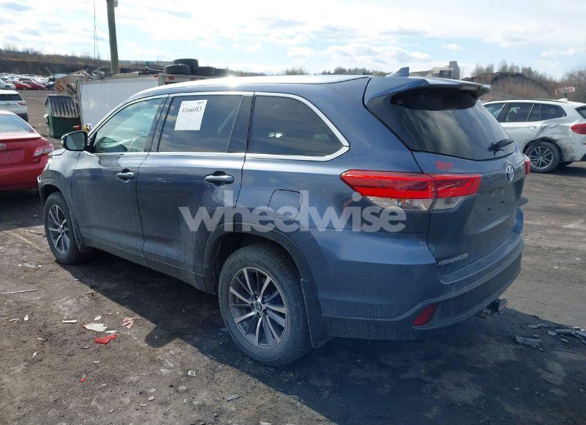 Photo 3 of 2019 Toyota Highlander XLE (VIN 5TDJZRFH7KS922857)