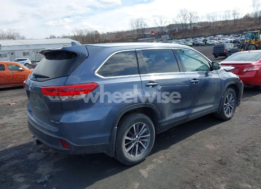 Photo 4 of 2019 Toyota Highlander XLE (VIN 5TDJZRFH7KS922857)