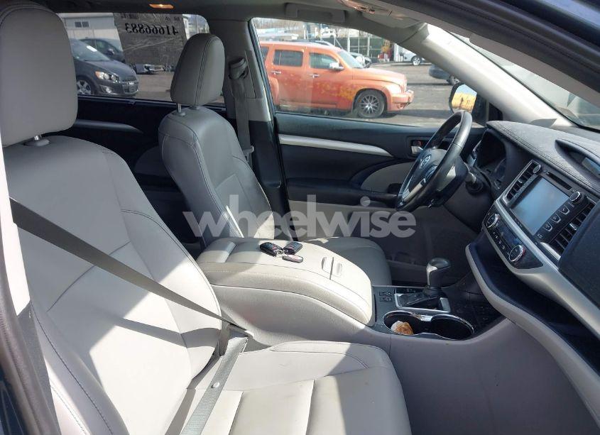 Photo 5 of 2019 Toyota Highlander XLE (VIN 5TDJZRFH7KS922857)