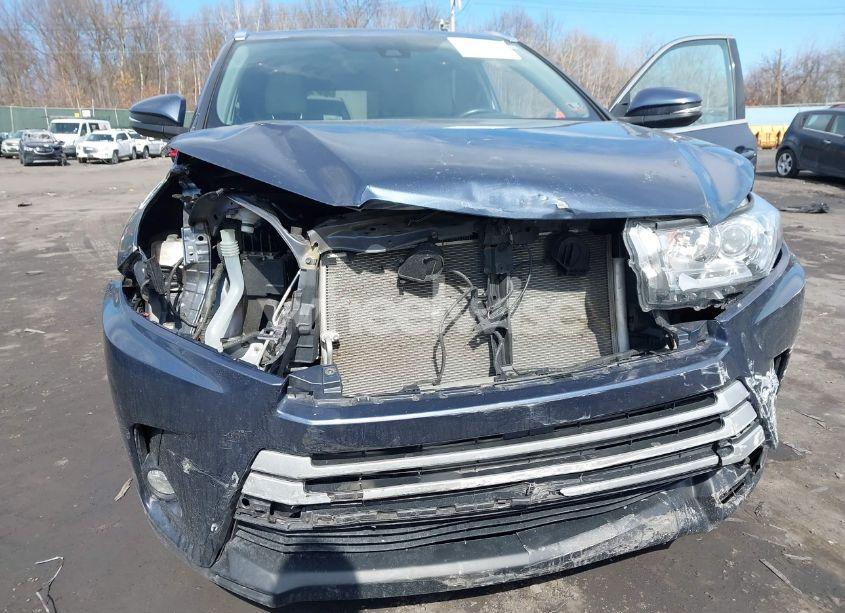 Photo 6 of 2019 Toyota Highlander XLE (VIN 5TDJZRFH7KS922857)