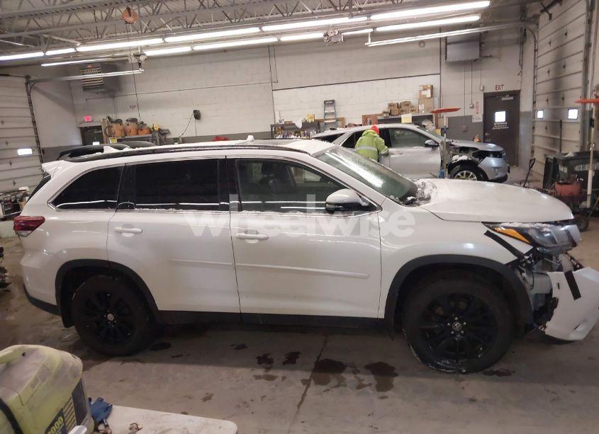 Photo 14 of 2019 Toyota Highlander SE/XLE (VIN 5TDJZRFH7KS944504)